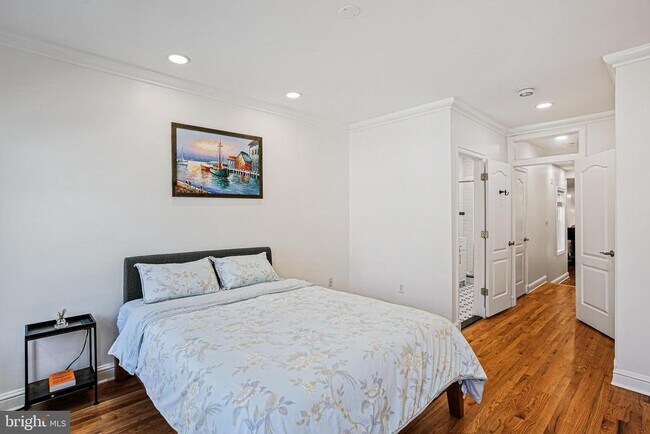 Building Photo - 427 S Eden St