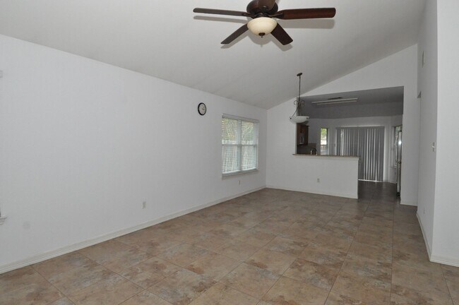 Building Photo - Great Location! All appliances included!