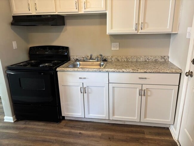 Building Photo - Charming 2-bedroom and 1-bathroom house lo...