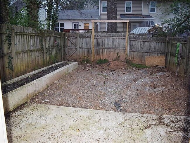 Building Photo - 2065 Vernon Commons