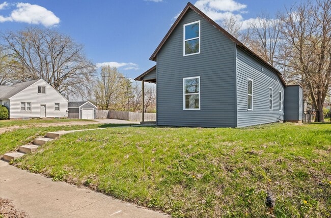 Building Photo - COMPLETELY RENOVATED 4BR HOME - MOVE-IN SPECIAL