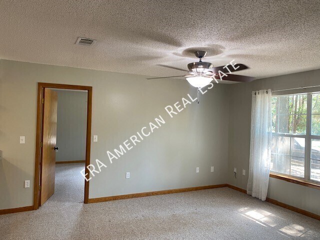 Building Photo - Move in Special!