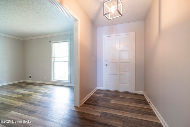 Building Photo - 2901 Creekside Dr