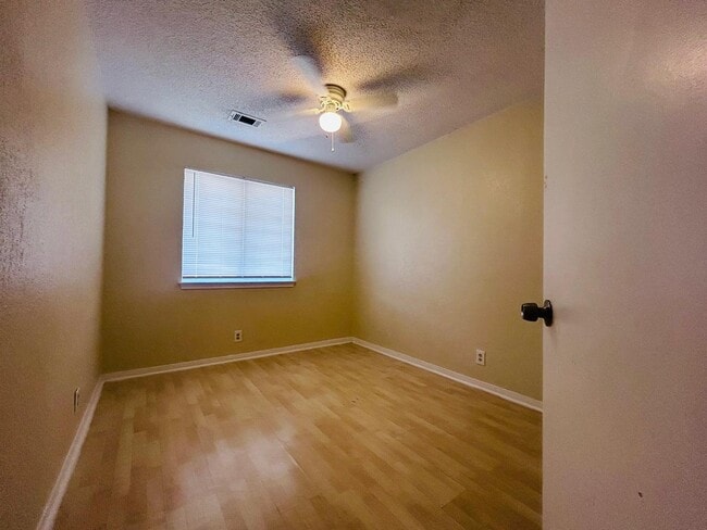 Building Photo - 2122 Lazy Ridge Dr