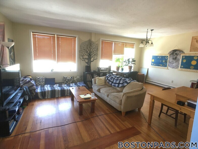 Building Photo - 9 Saybrook St