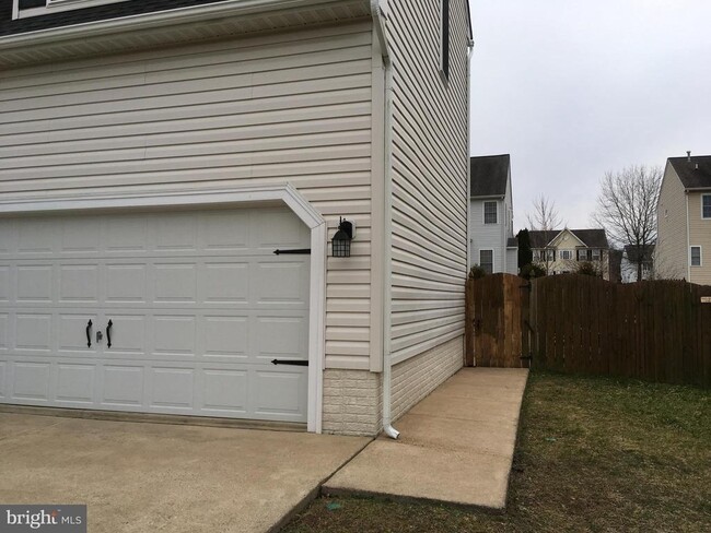 Building Photo - 2827 Slingerland Dr