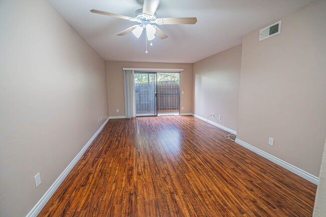 Building Photo - Cozy 2-Bedroom Condo in Canyon Country!