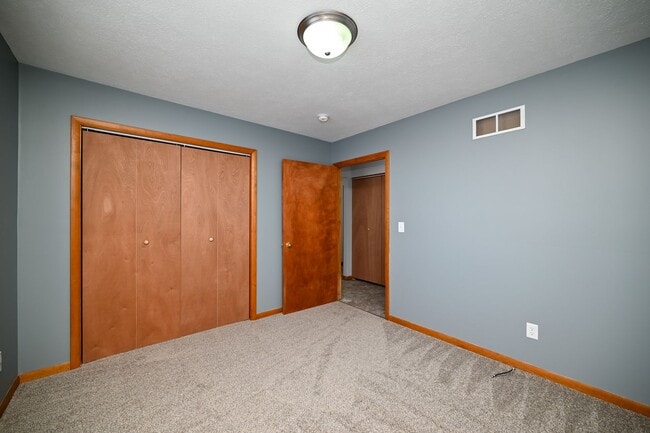 Building Photo - Large 4 Bedroom/2 Bath Home For Rent