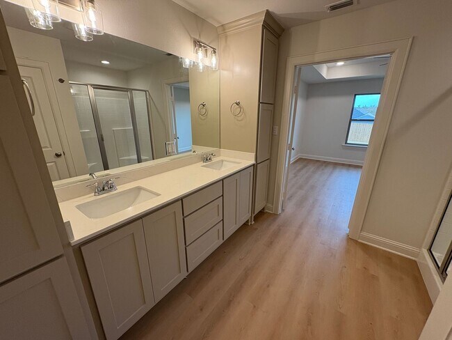 Building Photo - 368 Mary Cir