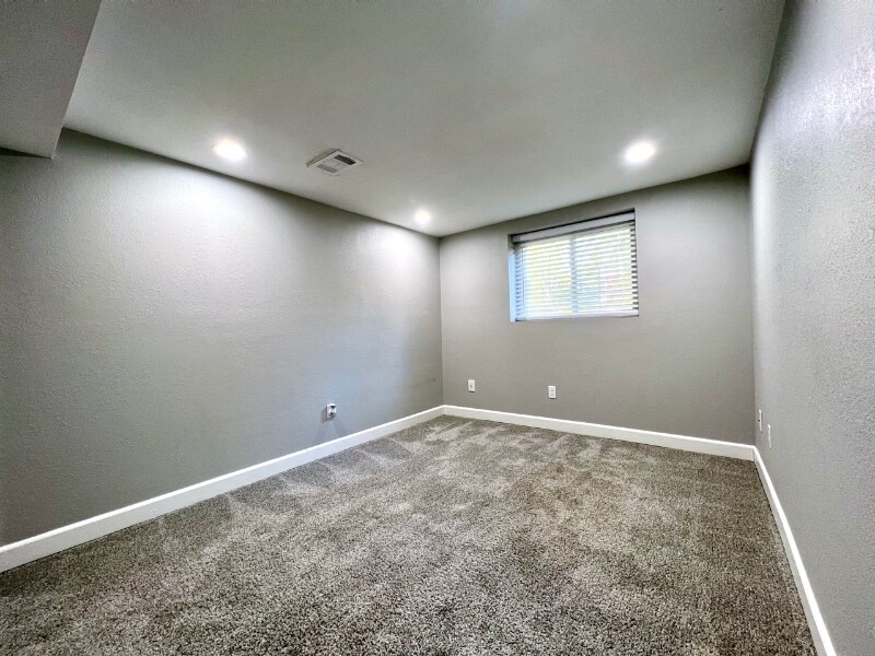 Building Photo - 210 E Madison St