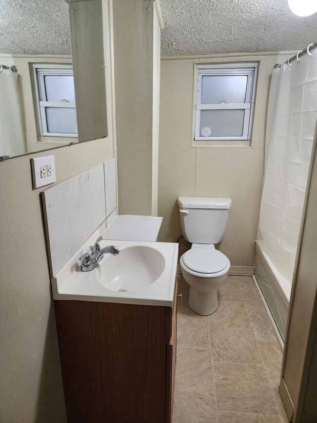 Building Photo - Cute & Quirky 3 bedroom House in Portland