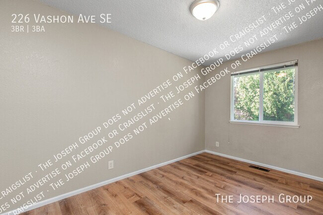 Building Photo - 226 Vashon Ave SE
