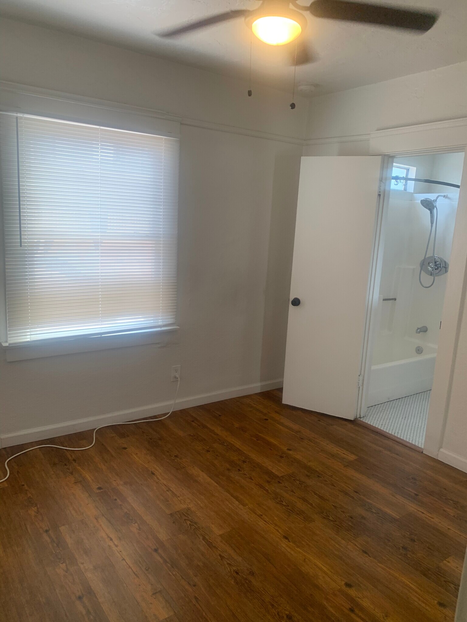 Building Photo - 1033 E 4th St