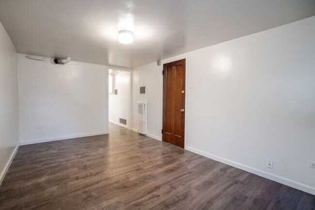 Building Photo - Spacious 1 bedroom BASEMENT /Garden Level home in the heart of University! LEASING SPECIAL INFO B...