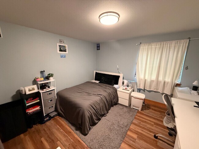 Building Photo - 3bdrm/2 bath house with a yard, laundry, and parking in Happy Valley!