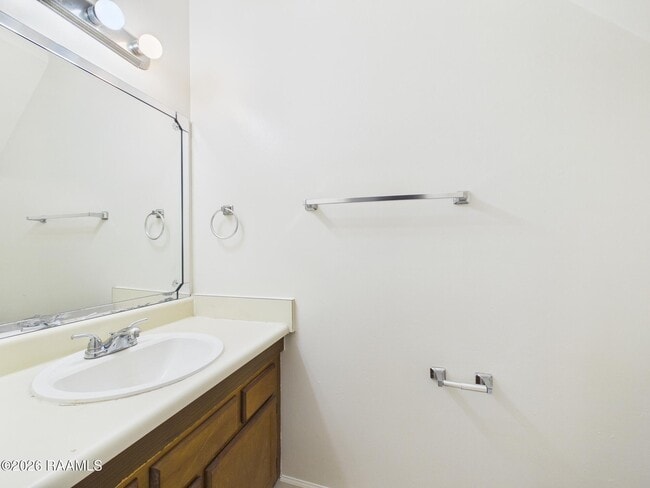 Building Photo - 104 Country Ln