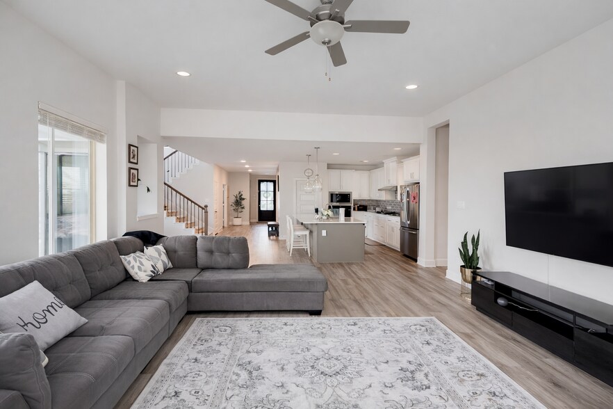 Building Photo - 8641 Spindletop Dr