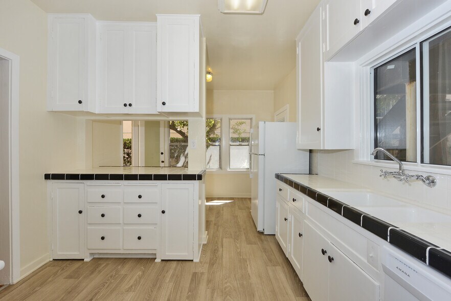 Building Photo - 331 S Reeves Dr