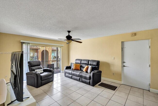 Building Photo - 10804 N Kendall Dr