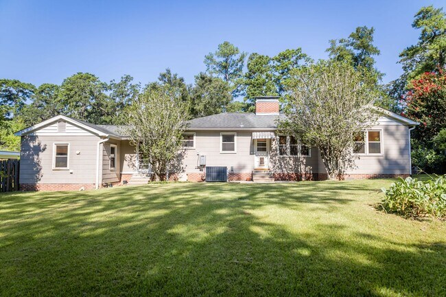 Building Photo - Gorgeous Home Located in Betton Hills, in ...