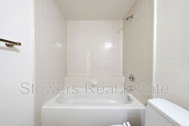 Building Photo - 2033 Raphael Ct