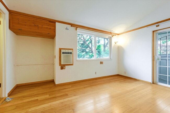 Building Photo - Fantastic 2-Bed, 2-Bath Townhouse with Pri...