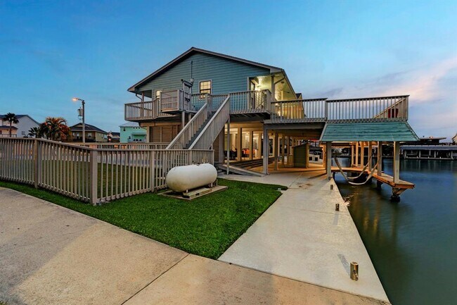 Building Photo - 1239 Hawaii Dr