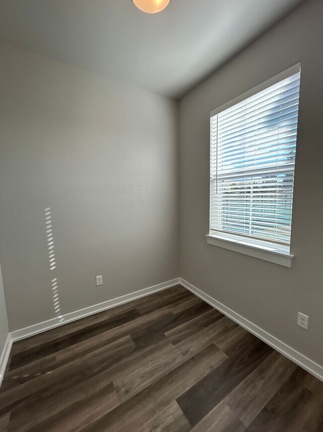 Building Photo - Stylish 2BR + Office Duplex in SE Bend – Garage & Smart Home Perks