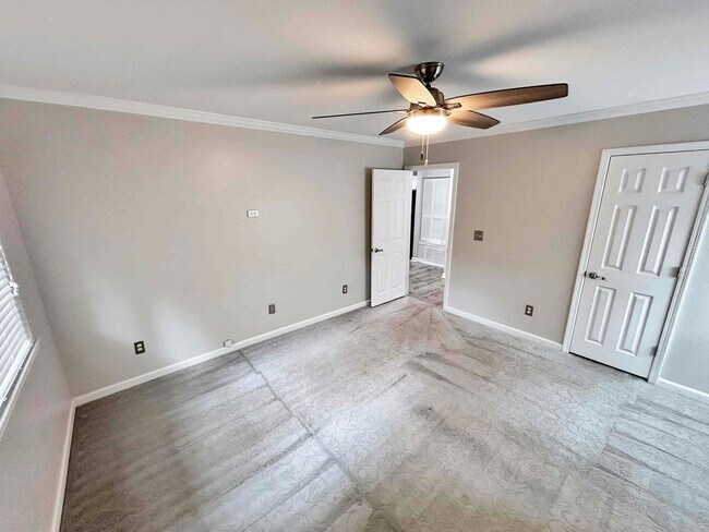 Building Photo - Charming 1 BR/1 BA Condo in Gated Sandy Sp...
