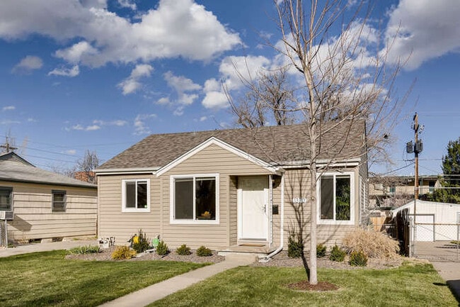 Building Photo - 1370 Xanthia St
