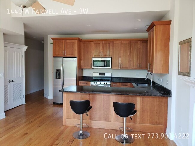 Building Photo - 1440 W Farwell Ave