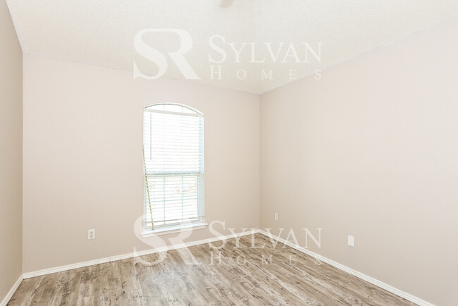 Building Photo - Make this spacious 4 Bd 2 Bath Yours Today