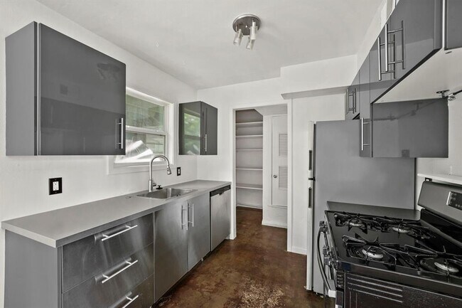 Building Photo - 903 Aurora Cir