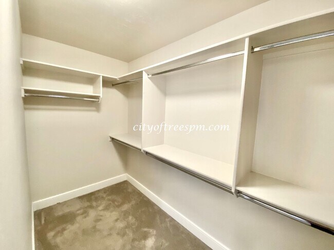 Building Photo - BEAUTIFUL 4 bed 2 1/2 Bath Located in Cent...