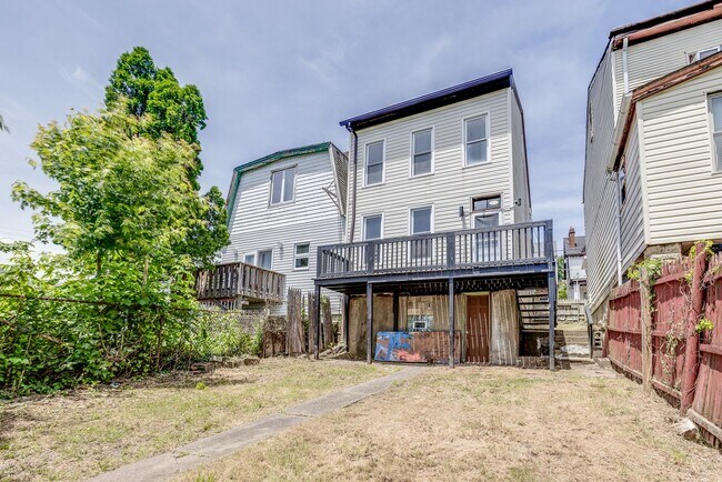 Building Photo - AVAILABLE NOW - Beautifully RENOVATED 3 Bedroom Home w/ TONS of Natural Light!