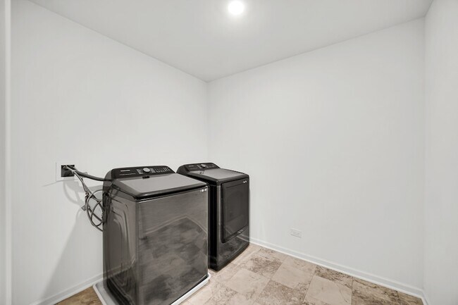 Building Photo - 2155 Greenview Dr