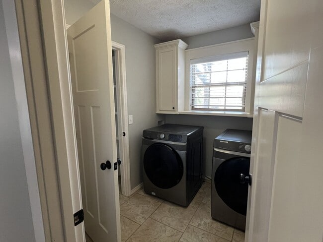 Building Photo - Republic Schools - Gorgeous 3 Bed 2 Bath 3...