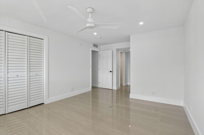 Building Photo - 2651 S Palm Aire Dr