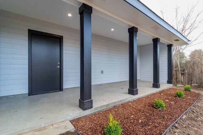 Building Photo - 1830 Echo Pl