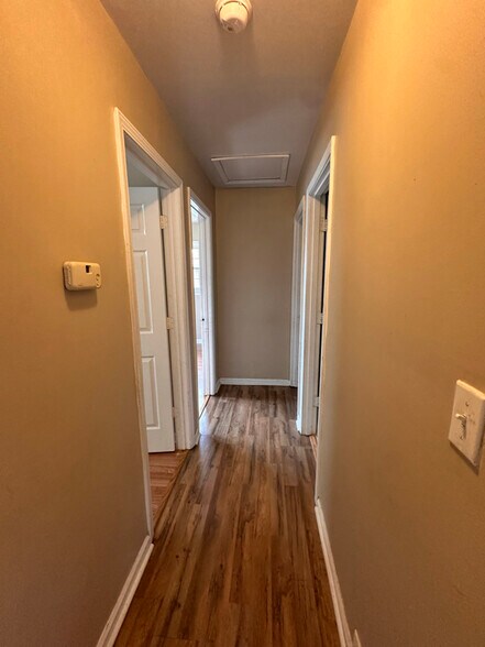 Building Photo - 8403 Robin Hill Dr