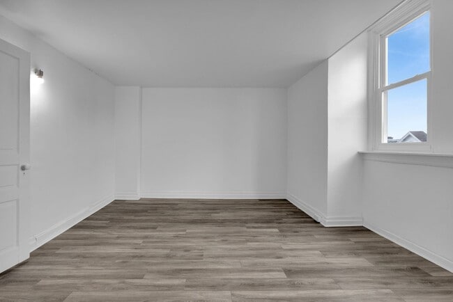 Building Photo - Spacious 5-Bed Renovated Home with Modern ...