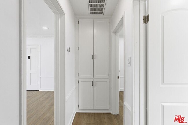 Building Photo - 8613 W Olympic Blvd