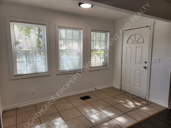 Building Photo - Charming 2 Bedroom Home With Sunroom And Storage