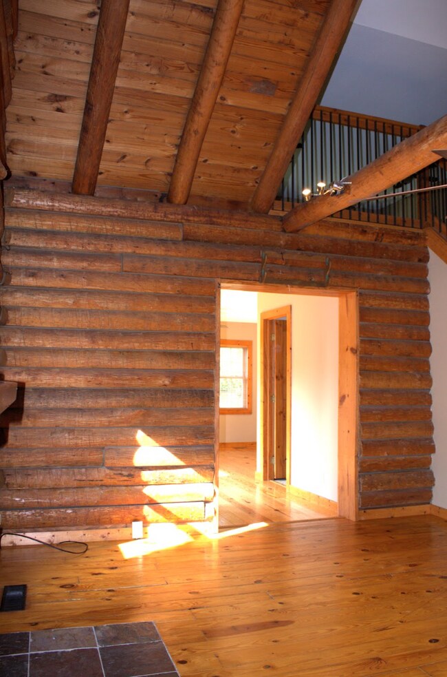 Building Photo - 3 Bedroom 2 bathroom with bonus room log c...