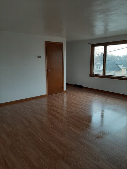 Main Bedroom - 517 Stafford Ave