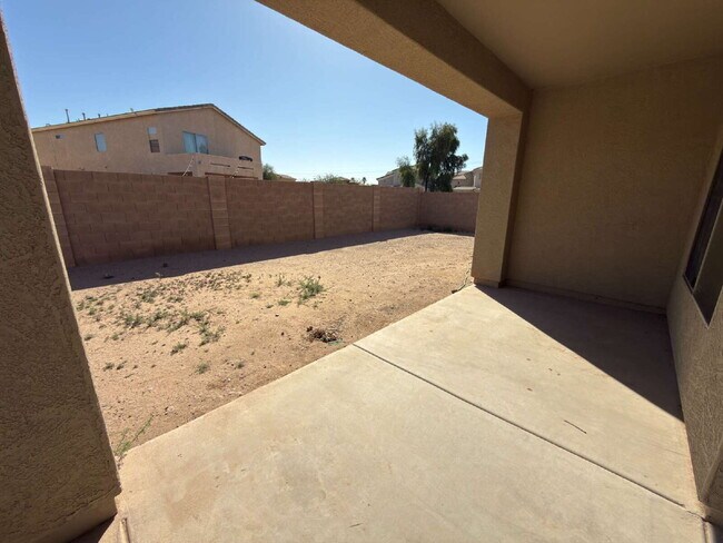 Building Photo - "Charming 3-Bedroom Oasis with 2 Baths and 1,711 Sq Ft of Comfort in Phoenix!"