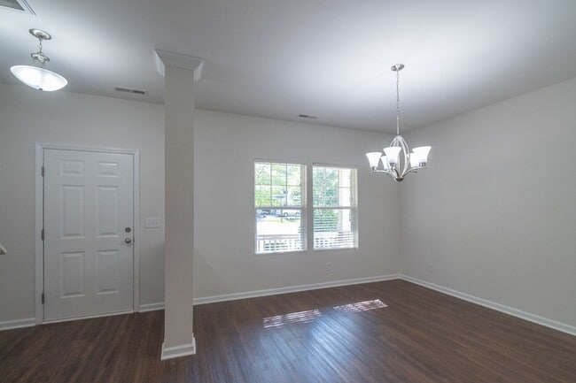 Building Photo - Freshly Renovated 4-Bedroom Home with Mode...