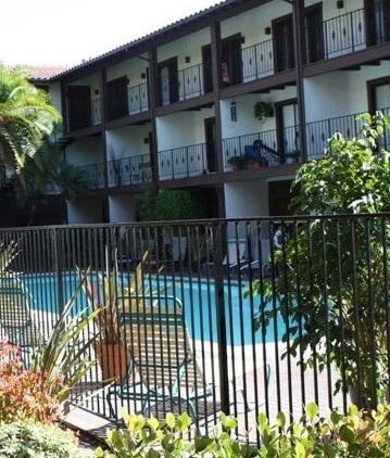 Building Photo - Los Caballeros #111