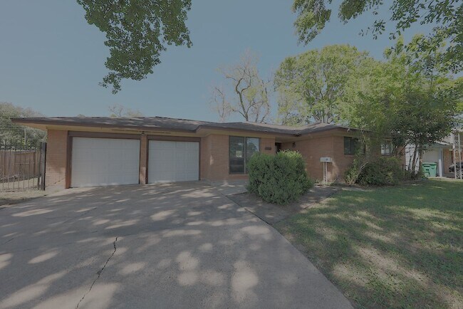 Building Photo - 10038 Lazy Oaks St
