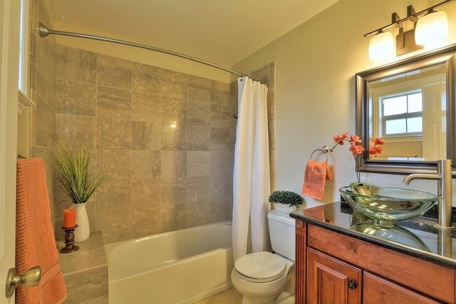 Building Photo - 467 Chestnut Ave